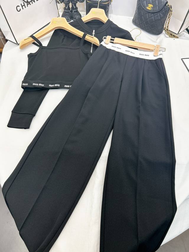 新款发售 Miumi*24早春新款套装轻薄开衫外套+背心吊带+休闲裤套装三件套的组合look 巧妙的黑白色彩搭配独具一格时髦又实穿 单穿都是很出色的款式 强烈推